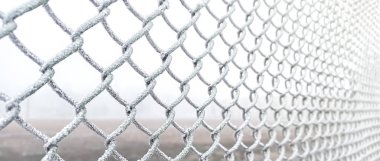 Ağ çitte buz var. Soğuk kış havası.