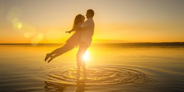 Junges Hochzeitspaar Umarmt Sich Wasser Sommerstrand Schöner Sonnenuntergang Über Dem — Stockfoto