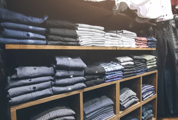 店内に服を着た棚 市場でのバッグ スーツ ズボン シャツ セーター ショッピングの日と販売 ファッション写真 — ストック写真