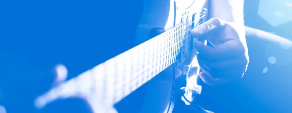 Weichzeichner Foto Mann Spielt Gitarre Schatten Musikinstrumentenfoto Musiker Rampenlicht Kreativer — Stockfoto