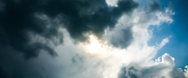 Прекрасное Впечатляющее Небо Дождливыми Облаками Солнце Над Черным Облаком — стоковое фото