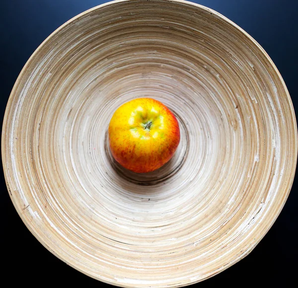 Original Wooden Plate Continuous Lines One Apple Black Table Organic — Fotografia de Stock