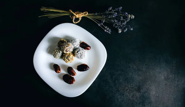 Trufas Crudas Caseras Con Cacao Nueces Coco Dátiles Plato Blanco — Foto de Stock