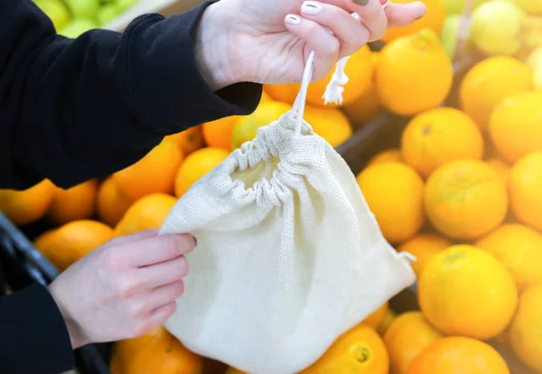 Mujer Está Poniendo Naranjas Una Bolsa Compras Reutilizable Cero Residuos — Foto de Stock