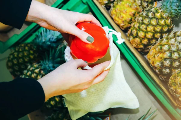 Mujer Está Poniendo Verduras Una Bolsa Compras Reutilizable Paquetes Ecológicos — Foto de Stock