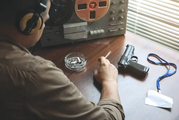 Agente Especial Escucha Grabadora Cinta Carrete Oficial Está Fumando Cigarrillo — Foto de Stock