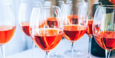 Partide şarap kadehli alkol..