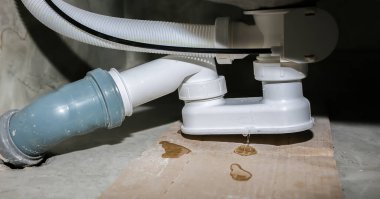 Banyo kurulumu. Tüp sızıntısı test ediliyor. Bir damla su. Dairede bakım onarımı var. Yenileme işlemi.