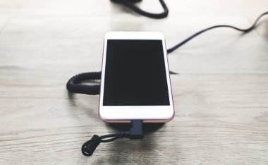 Dükkandaki akıllı telefon. Modern teknolojiler.