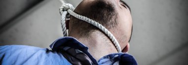 Boynuna ilmik geçirilmiş bir ofis çalışanı. İntihar konsepti. İş stresi yüzünden asılmış. Bitkinlik bunalımı. Korkunç bir hayat durumu..