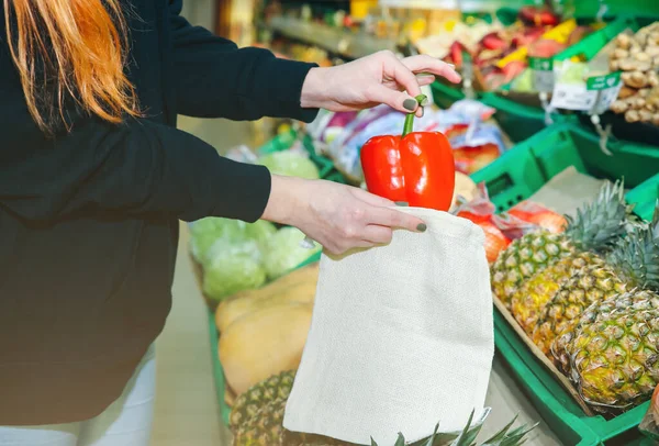 Mujer Está Poniendo Verduras Una Bolsa Compras Reutilizable Paquetes Ecológicos — Foto de Stock