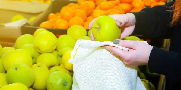 Mujer Está Poniendo Manzanas Una Bolsa Compras Reutilizable Cero Residuos — Foto de Stock