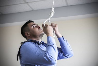 Ellerinde ilmeği olan bir ofis çalışanı. İntihar konsepti. İş stresi yüzünden asılmış. Bitkinlik bunalımı. Korkunç bir hayat durumu. İnsan hayatını seçer..