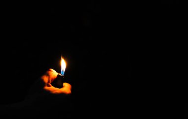 Adam gece çakmak tutuyor. Sigara içen biri için kötü bir alışkanlık..