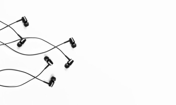 Наушники лежат на белом фоне. Концепция современной музыки. Аудио технологии.