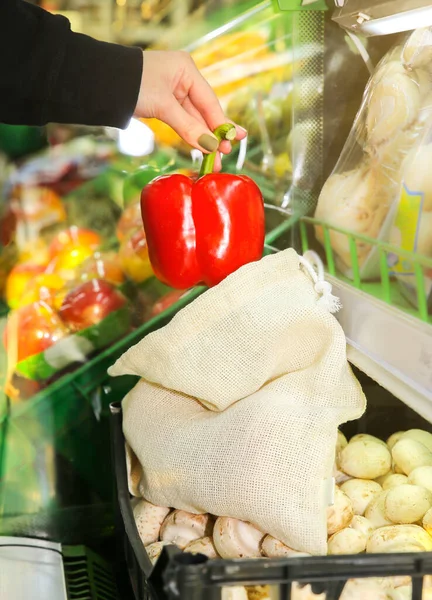 Mujer Está Poniendo Pimienta Bolsa Compras Reutilizable Cero Residuos Paquetes — Foto de Stock