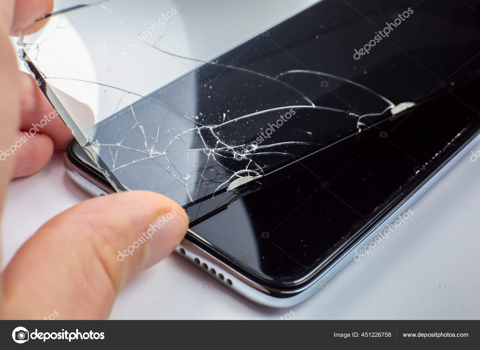 Как поменять разбитое стекло на телефоне. Glass Screen Protector защитное стекло. Разбитое защитное стекло на телефоне. Защитное стекло на разбитом экране. Разбитая защитная пленка.