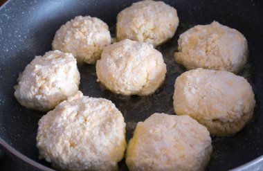 Tavada kızartılmış ev yapımı peynirli kekler..