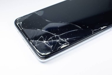 Kırık cam ekran koruyucuyu akıllı telefon için değiştiren adam. Kapat..