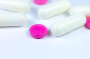 Beyaz arka planda renkli haplar. Kapatın. Tıbbi tedavi kavramı.