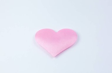 Beyaz arka planda pembe kalp. Sevgililer Günü konsepti. Aşk ve romantik fotoğraf. Tatil için kartpostal. Sevgiyle dolu güzel, sıcak bir duvar kağıdı. Yumuşak odaklanma. Boşluğu kopyala.