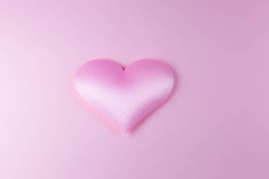 Pembe arka planda pembe kalp. Sevgililer Günü konsepti. Aşk ve romantik fotoğraf. Tatil için kartpostal. Sevgiyle dolu güzel, sıcak bir duvar kağıdı. Yumuşak odaklanma. Boşluğu kopyala.