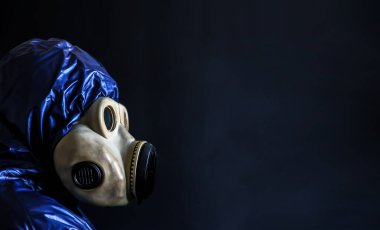 Coronavirüs salgını. Gaz maskeli adam. Tehlikeli grip vakaları. Salgın hastalık. Sağlık sorunu kavramı.