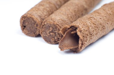 Tatlı çikolatalı waffle dürümleri beyaz arka plana yakın dururlar..