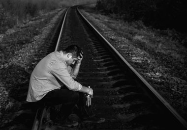 Demiryolunda alkollü bir adam var. Seyahat konsepti. Yalnız bir insan. İntihar konsepti. Depresyon hastalığı.