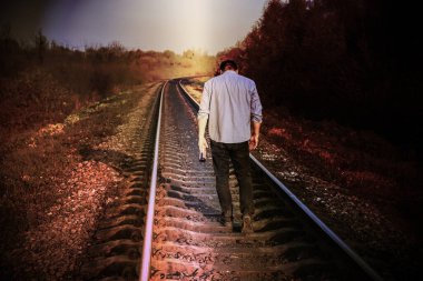 Demiryolunda alkollü bir adam var. Seyahat konsepti. Yalnız bir insan. İntihar konsepti. Depresyon hastalığı.