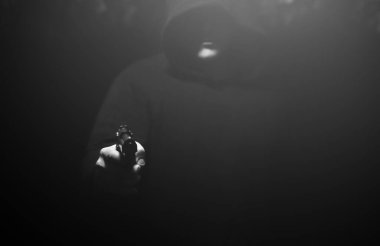 Gece silahlı bir soyguncu. Tehlikeli bir suçlu. Kapüşonlu adam para için soygun yapıyor..