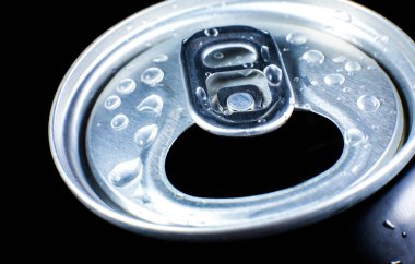 Siyah arka planda damlaları olan köpüklü bir içecek. Yaz sıcağında ferahlatıcı. Tatil havası..