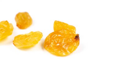 Beyaz arka planda kurumuş sarı kuru üzümler. Fotoğrafı kapat..