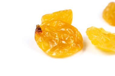 Beyaz arka planda kurumuş sarı kuru üzümler. Fotoğrafı kapat..