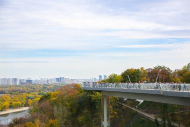 KYIV, UKRAINE - 12 Ekim 2019 Kyiv Köprüsü Halkın Dostluk Kemeri yakınında. Ukrayna 'nın sonbahar başkenti. Fotoğraf çeken turistler.