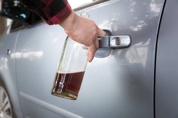 Pijany Kierowca Otwiera Drzwi Samochodu Facet Trzyma Butelkę Klucze Alkohol — Zdjęcie stockowe