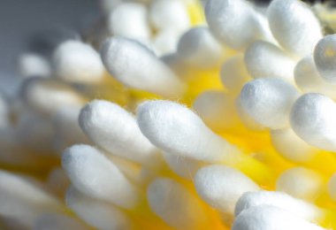 Beyaz arka planda kulak pamuğu örnekleri.