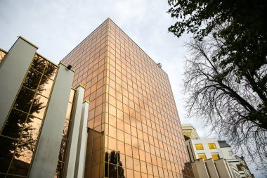 KYIV, UKRAINE - 12 Ekim 2019: View on Kyiv Caddesi. Ukrayna 'nın sonbahar başkenti. Camdan modern bir bina..