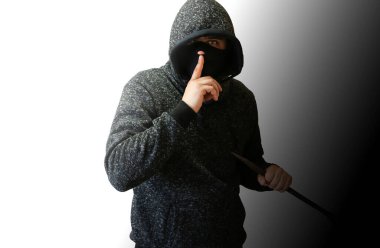 Kapının yanında demir levye olan bir suçlu. Hırsız eve giriyor..