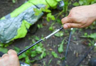 Çadır kuran adam. Turist açık havada. Ormanda kamp yapmak..