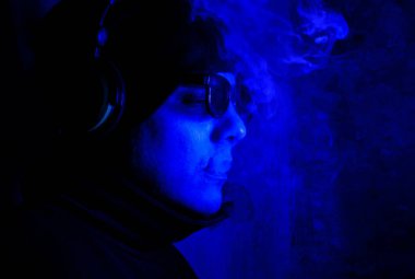 Ses kayıt stüdyosu. Gece kulübündeki gece partisinde gözlüklü ve kulaklıklı genç adam. Uyuşturucu, marihuana ve sigara içmek. Bu gece iyi eğlenceler. Tatil eğlencesi.