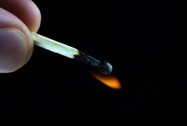 Bir adamın elinde yanan kibrit. Yeni fikir kavramı.