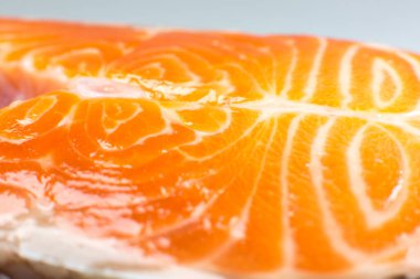 Taze somon balığı dokusunun yakın plan fotoğrafı. Kırmızı balık eti arka planı. Omega 3 vitamini, sağlıklı yaşam tarzı. Doğal vejetaryen yemekleri. Üst görünüm.