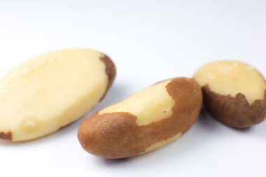 Brezilya fındıkları beyaz arka planda. Fotoğrafı kapat..