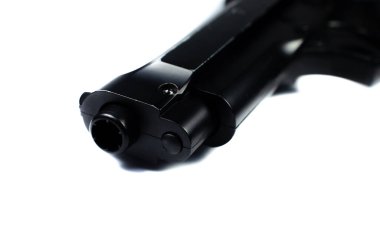 Siyah silah namlusu, beyaz arka planda tabanca var. Kapat..