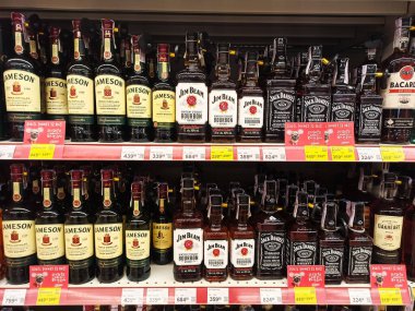 RIVNE, UKRAINE - 5 HAZİRAN 2020: alkol dükkanda. Viski şişeleri..