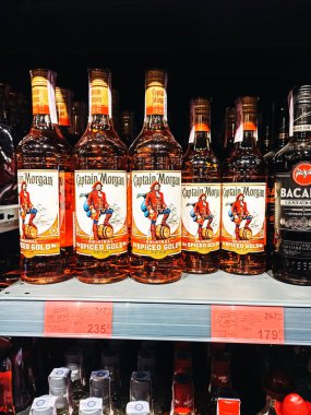 RIVNE, UKRAINE - 5 HAZİRAN 2020: alkol dükkanda. Rom şişeleri.