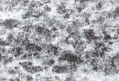 Karda kış yolu. Ayak izleri.