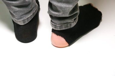 Adamın ayağında yırtık çoraplar. Eski püskü kıyafetler. Zavallı adam..