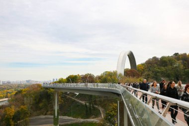 KYIV, UKRAINE - 12 Ekim 2019 Kyiv Köprüsü Halkın Dostluk Kemeri yakınında. Ukrayna 'nın sonbahar başkenti. Fotoğraf çeken turistler.